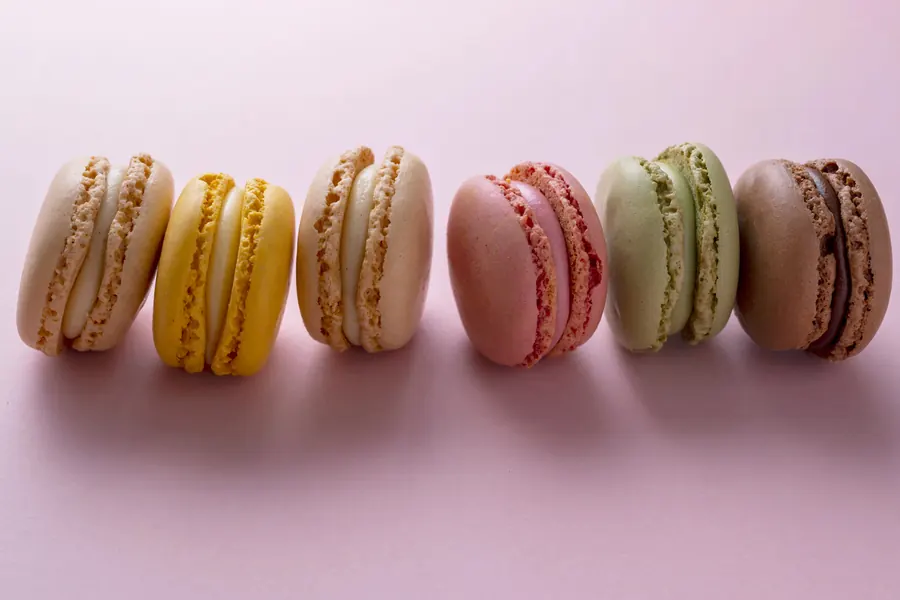 Macarons de colores en fila