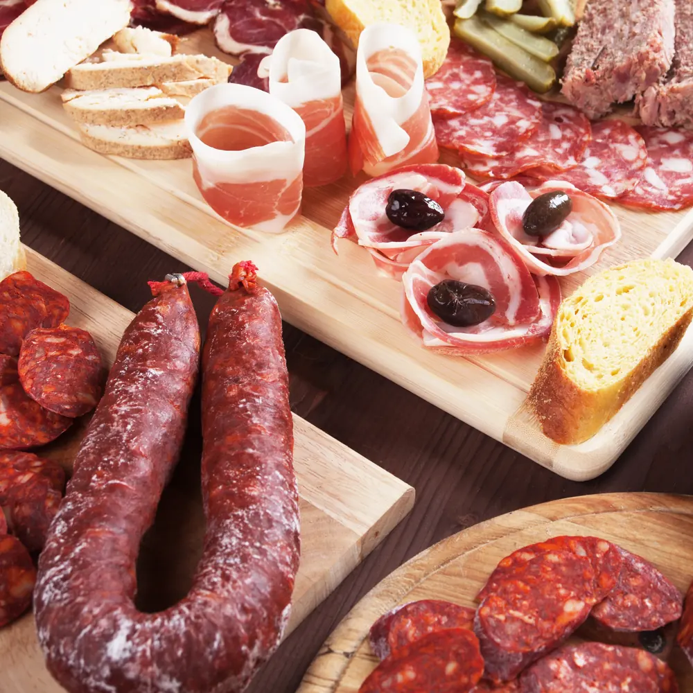 Tabla de embutidos con chorizos, salami y jamón