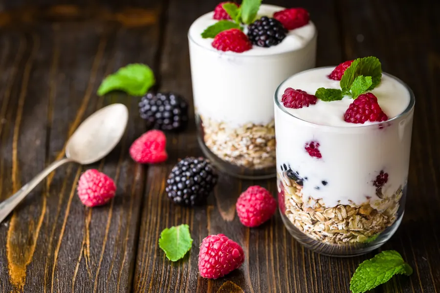 Vasos de yogurt con frutos rojos y avena
