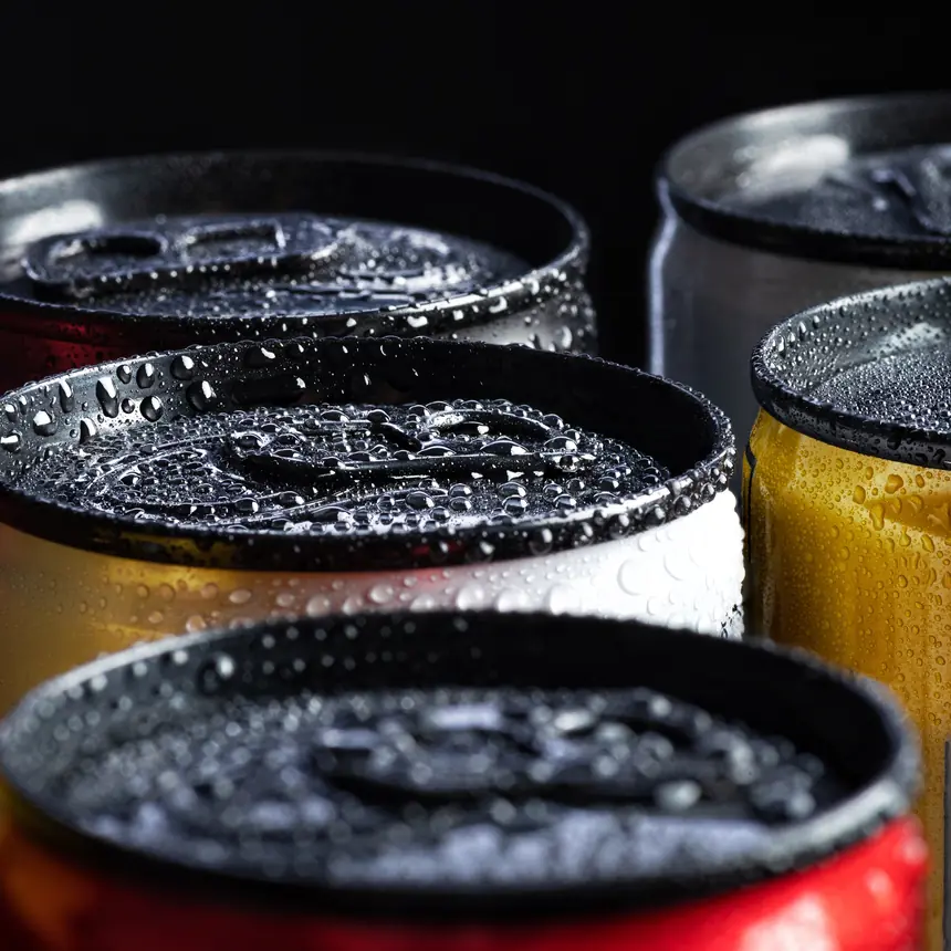 Latas de bebidas frías con gotas de agua