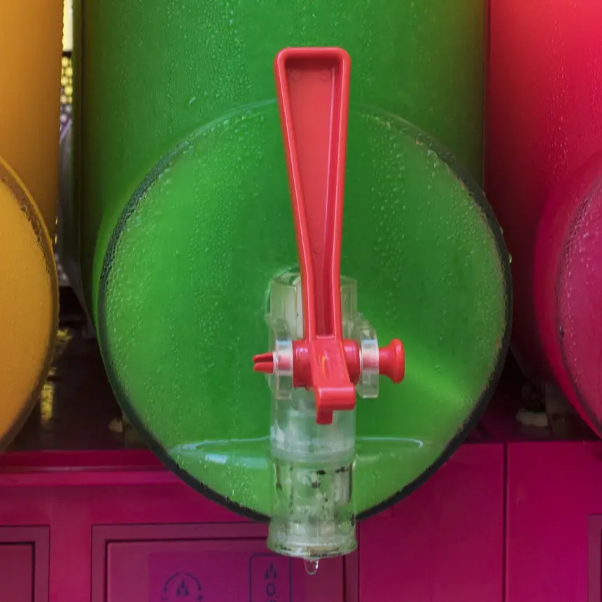 Máquina de granizados con tanques amarillo, verde y rojo