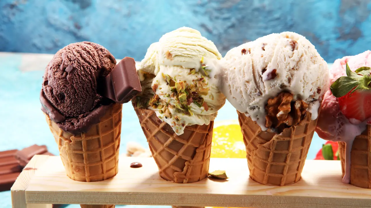 Barquillas de helado de chocolate, pistacho, nuez y fresa