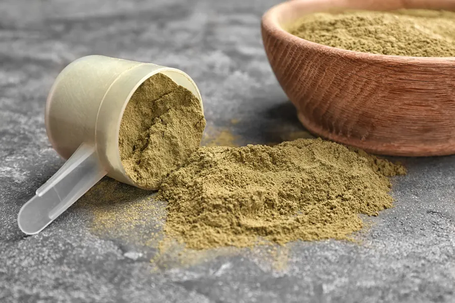Premezcla de vitaminas en polvo con medidor y tazón de madera