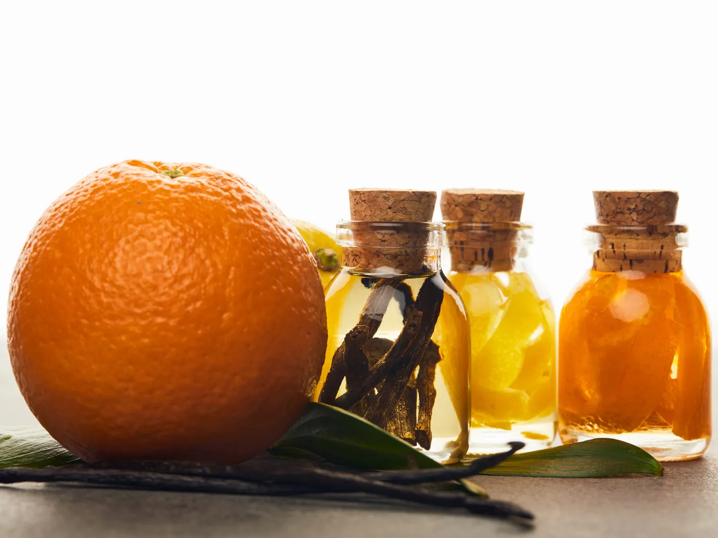 Naranja, vainilla y frascos con extractos de cítricos